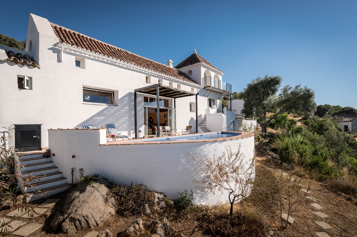 Los escalones conducen al jardín de rocas semi-salvaje